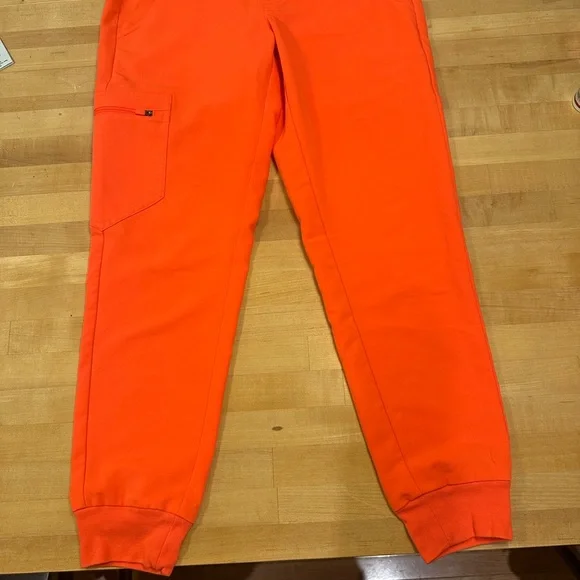 FIGS fireside SP caterina top, XSP Zamora joggers - Picture 4 of 6